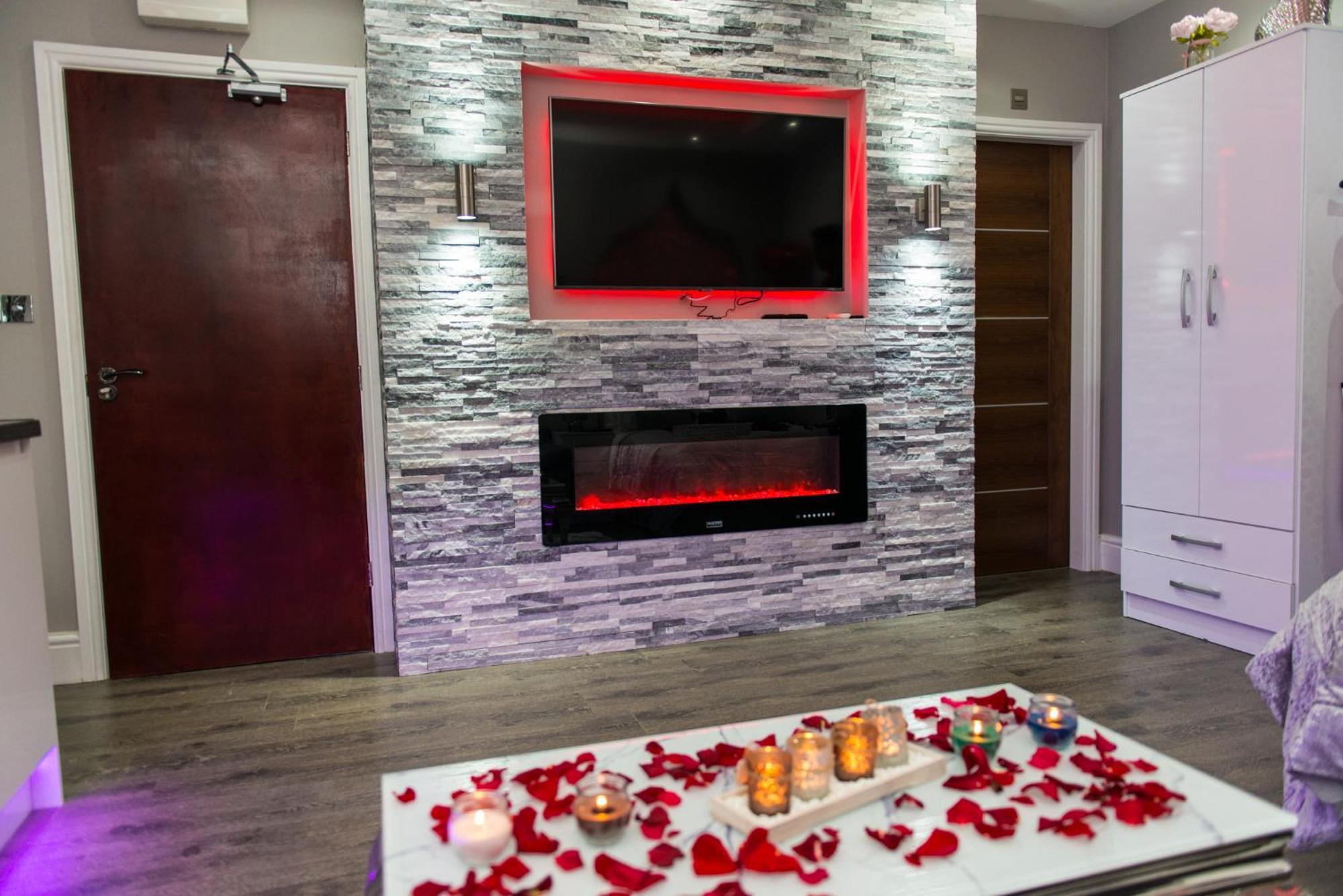 Aphrodite Suites Huddersfield Room photo