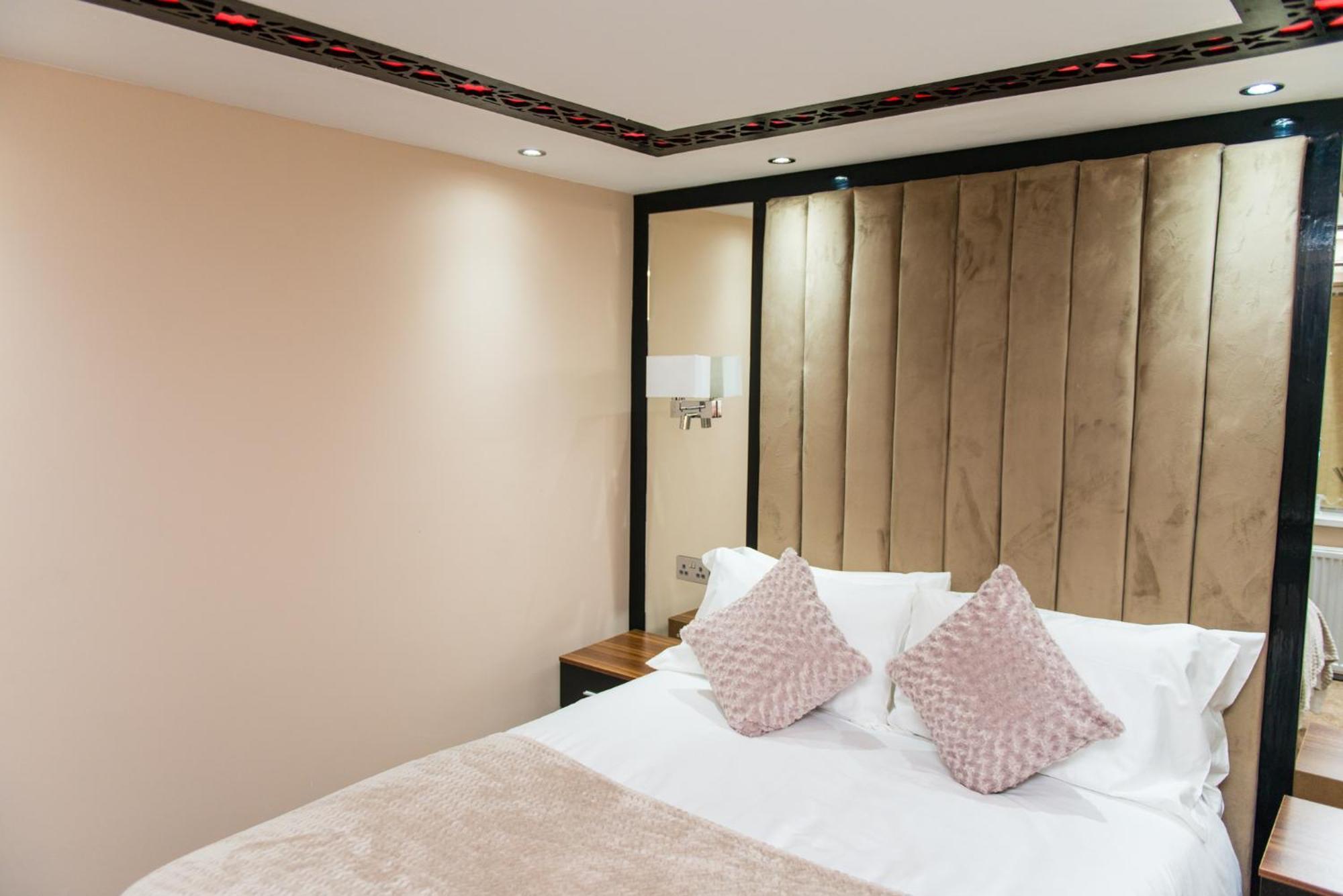Aphrodite Suites Huddersfield Room photo