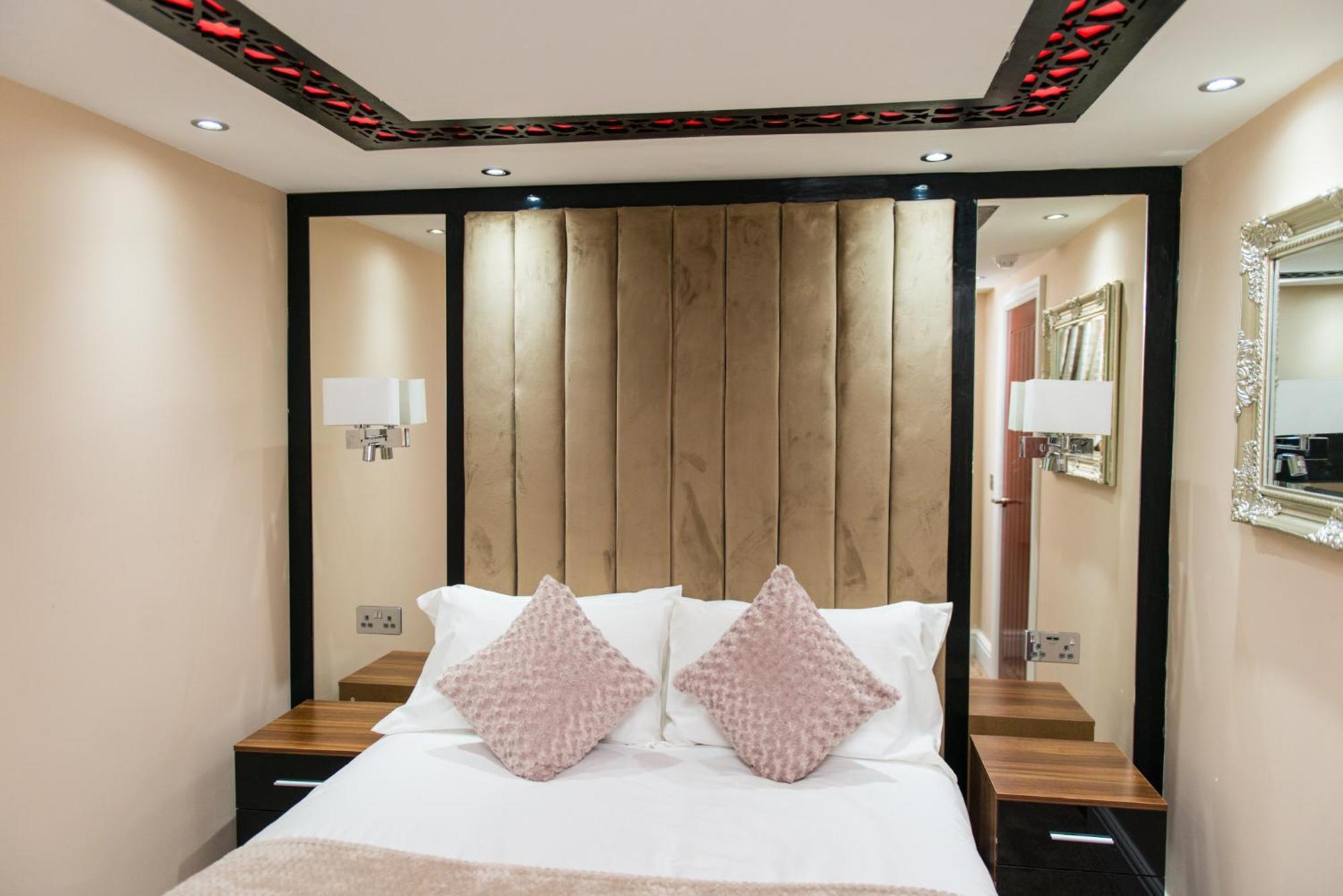 Aphrodite Suites Huddersfield Room photo