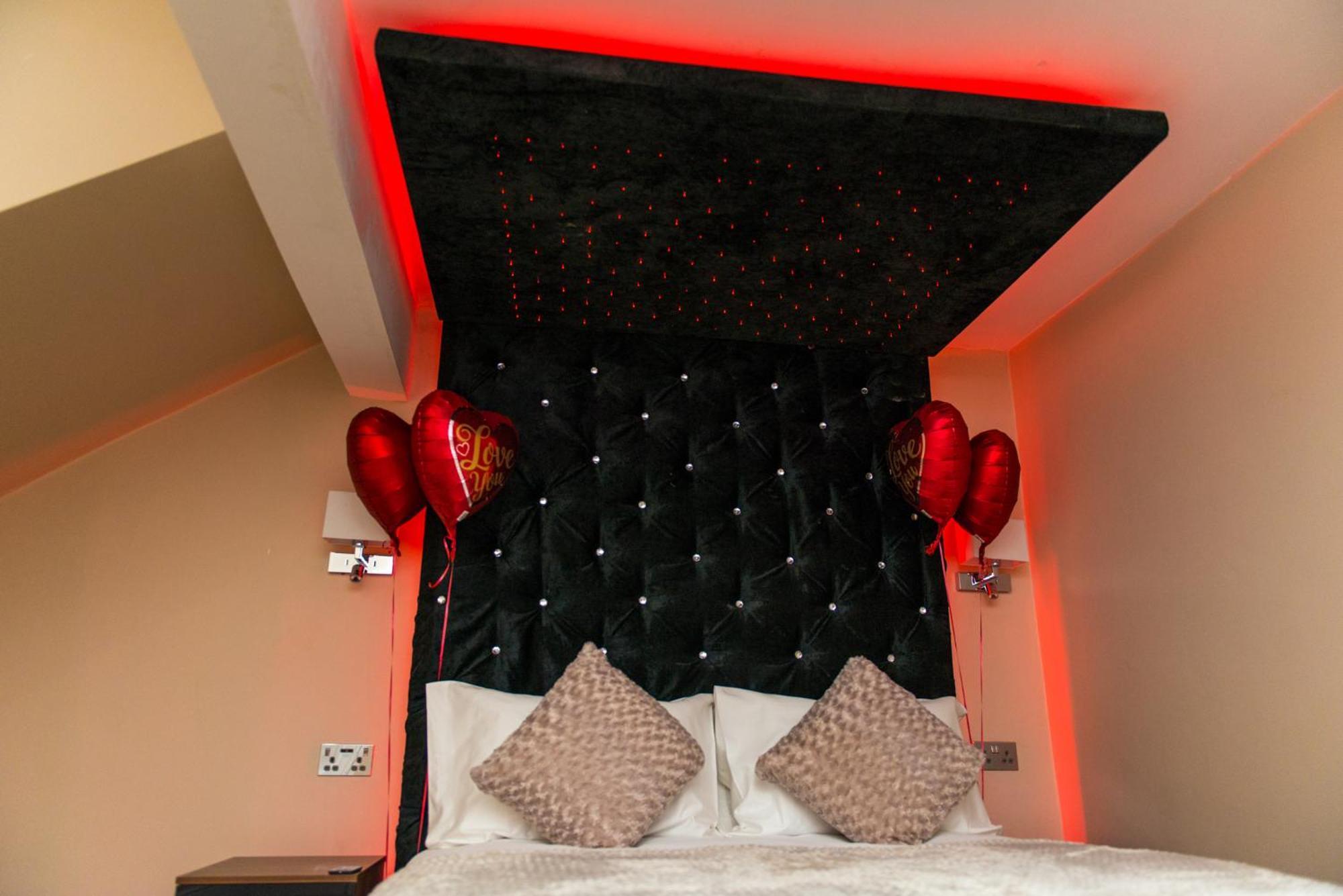 Aphrodite Suites Huddersfield Room photo