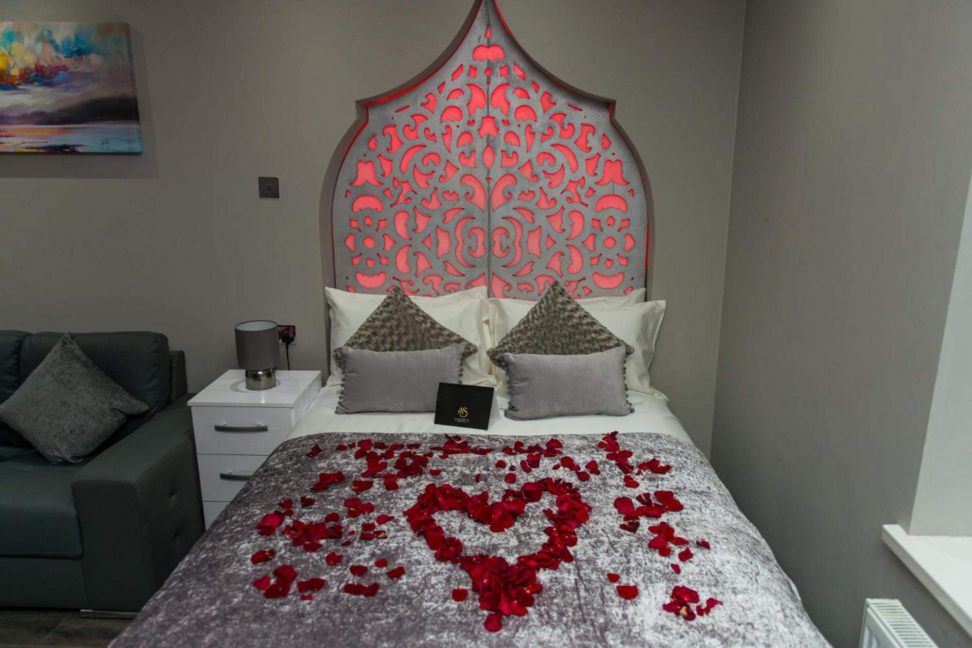 Aphrodite Suites Huddersfield Room photo